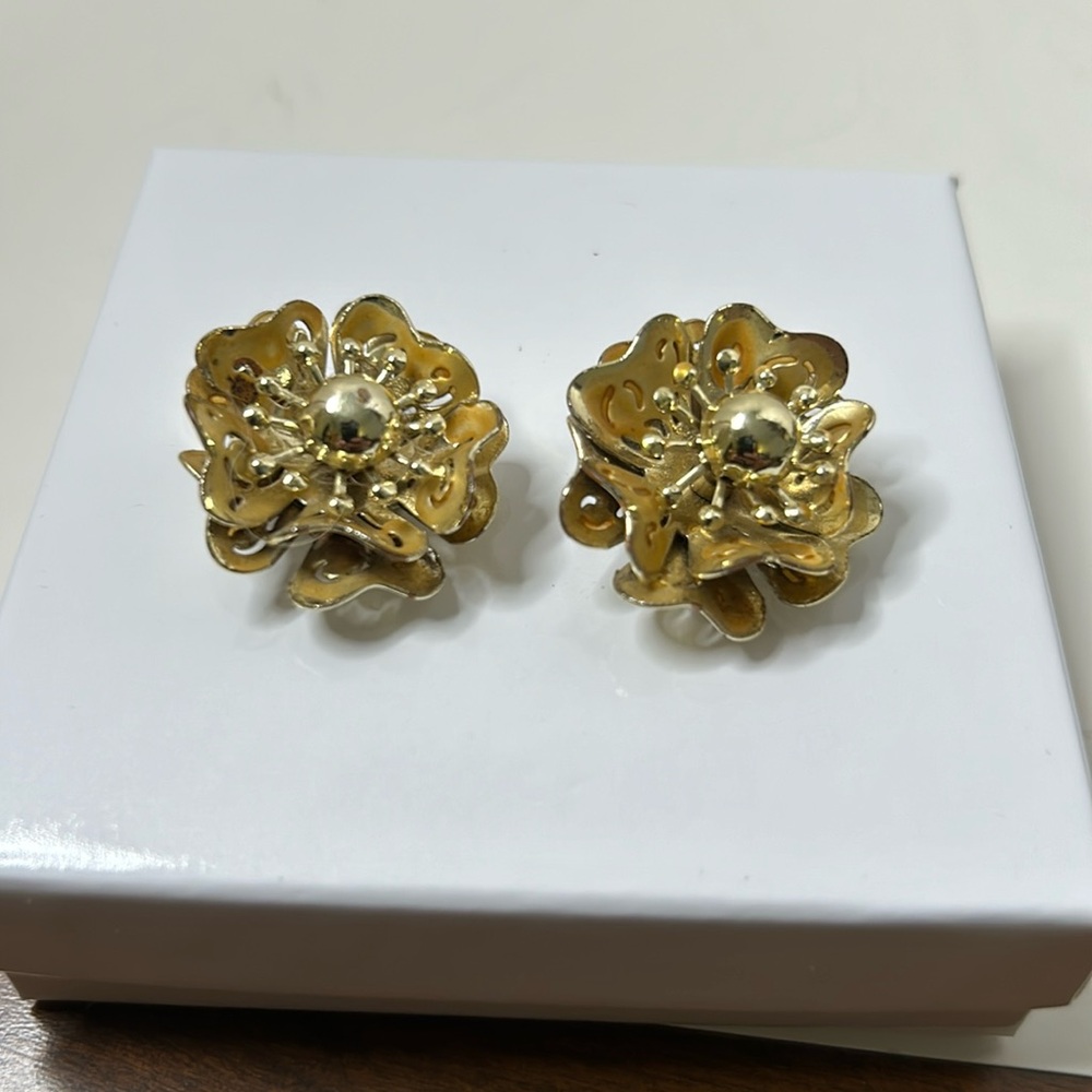 Coro gold tone flower clip earrings vintage